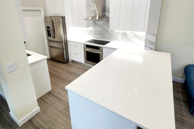 Smaller kitchen with quartz countertops representing the cost of kitchen countertops in Delray Beach Florida